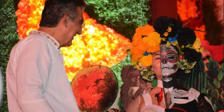 Américo y María fortalecen tradiciones del Día de Muertos en Tamaulipas