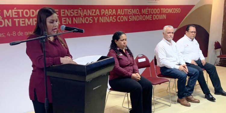 Actualizan docentes enseñanza para casos de autismo y síndrome de Down