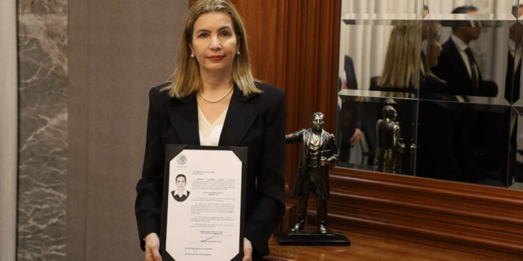 Entrega gobernador Fiat de notarios públicos