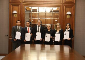 Entrega gobernador Fiat de notarios públicos