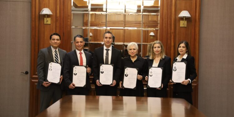 Entrega gobernador Fiat de notarios públicos