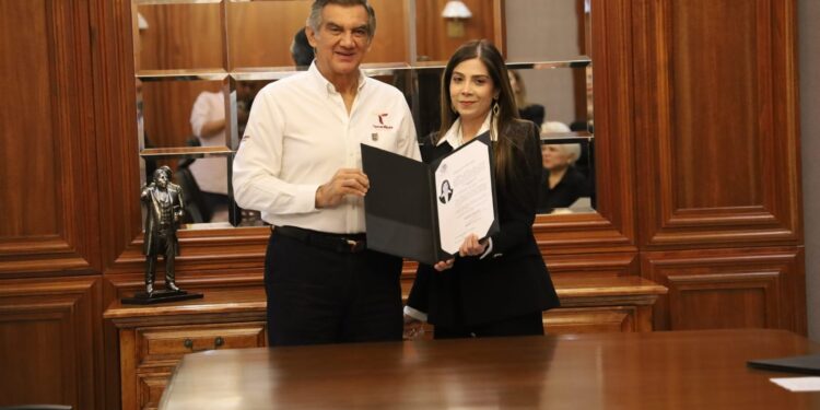 Entrega gobernador Fiat de notarios públicos