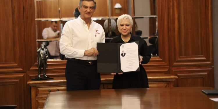 Entrega gobernador Fiat de notarios públicos