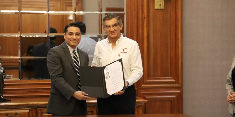 Entrega gobernador Fiat de notarios públicos