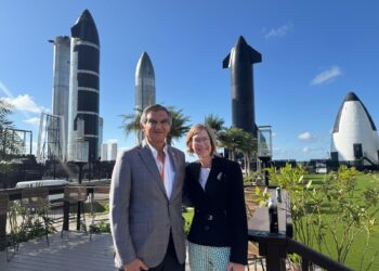 Visita gobernador Américo Villarreal empresa SpaceX en Texas