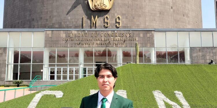 Exalumno de la UAT recibe el premio de excelencia de la AMFEM