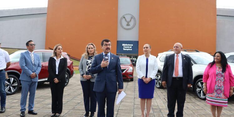 Rector de la UAT entrega equipamiento de vehículos a las facultades de la zona sur