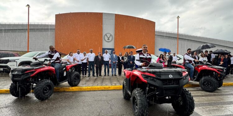 Rector de la UAT entrega equipamiento de vehículos a las facultades de la zona sur