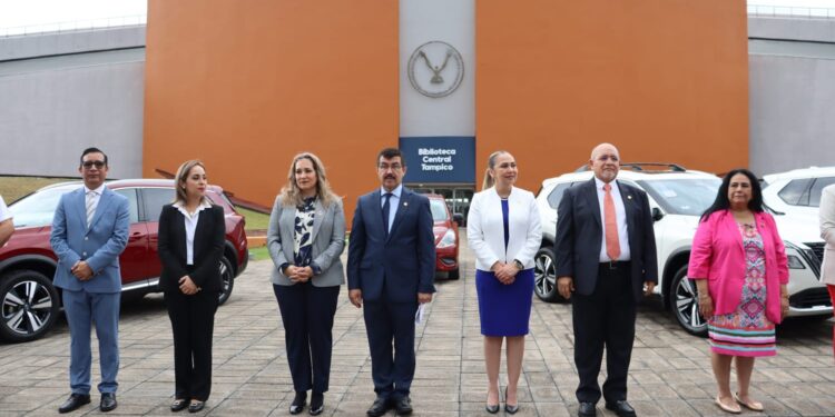Rector de la UAT entrega equipamiento de vehículos a las facultades de la zona sur