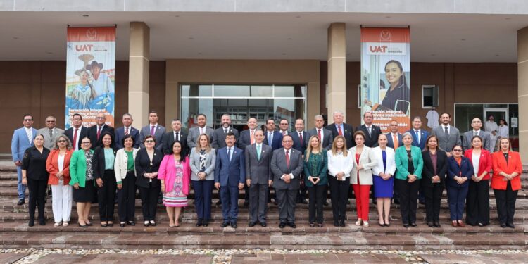 Rector de la UAT entrega equipamiento de vehículos a las facultades de la zona sur