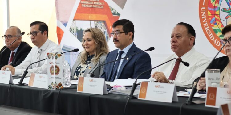 Rector de la UAT entrega equipamiento de vehículos a las facultades de la zona sur