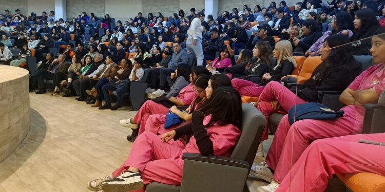 Estudiantes y docentes universitarios reciben pláticas preventivas de la Guardia Estatal