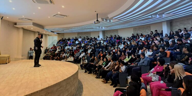 Estudiantes y docentes universitarios reciben pláticas preventivas de la Guardia Estatal