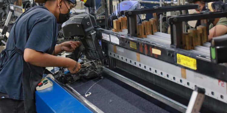 Fortalece Lalo Gattás vínculo de colaboración con sector de la maquila