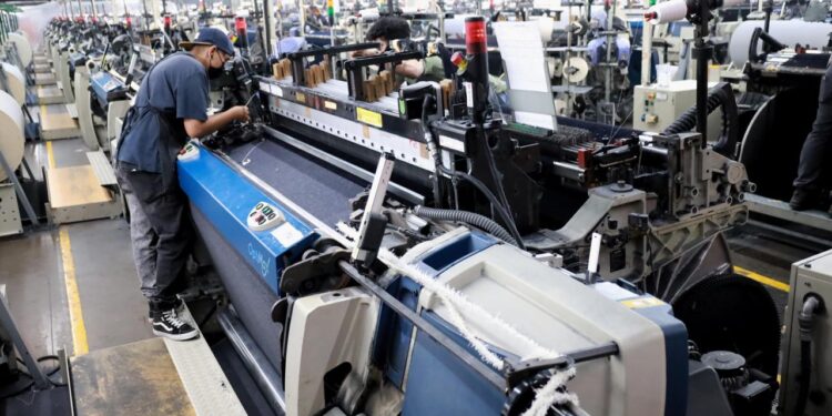 Fortalece Lalo Gattás vínculo de colaboración con sector de la maquila