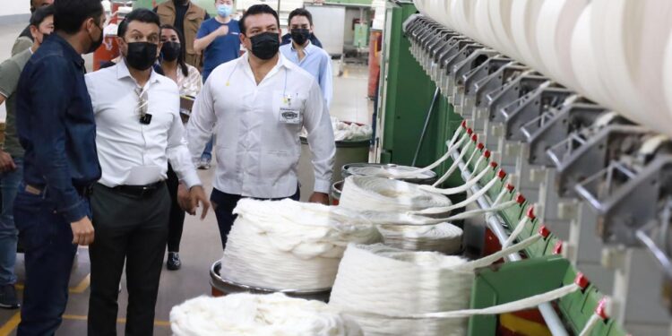 Fortalece Lalo Gattás vínculo de colaboración con sector de la maquila