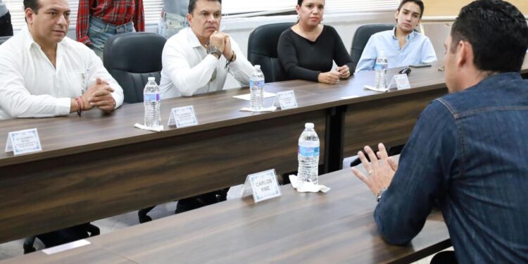 Fortalece Lalo Gattás vínculo de colaboración con sector de la maquila