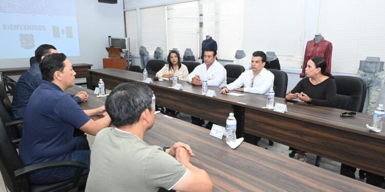 Fortalece Lalo Gattás vínculo de colaboración con sector de la maquila