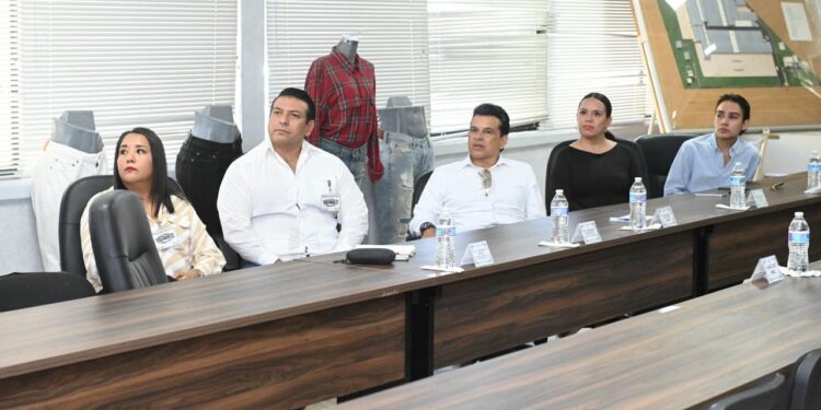 Fortalece Lalo Gattás vínculo de colaboración con sector de la maquila