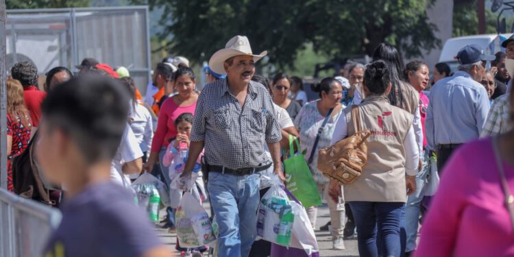 Lleva María de Villarreal apoyos y servicios a las familias de Ocampo
