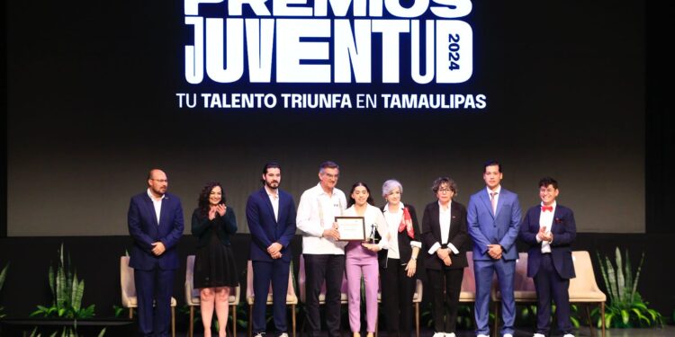 Premia Américo a talentosos jóvenes y deportistas tamaulipecos