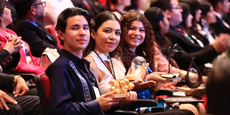 Premia Américo a talentosos jóvenes y deportistas tamaulipecos