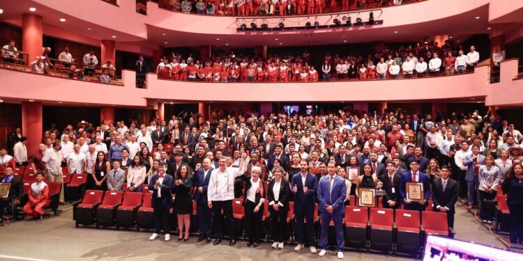 Premia Américo a talentosos jóvenes y deportistas tamaulipecos