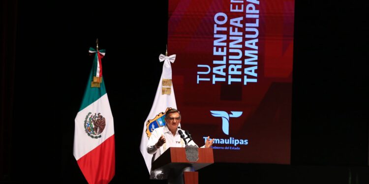 Premia Américo a talentosos jóvenes y deportistas tamaulipecos