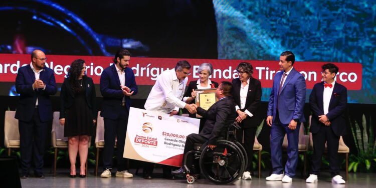Premia Américo a talentosos jóvenes y deportistas tamaulipecos