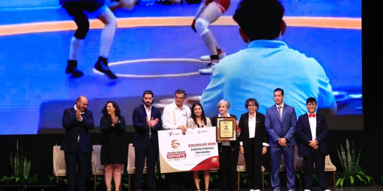 Premia Américo a talentosos jóvenes y deportistas tamaulipecos