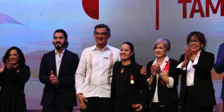 Premia Américo a talentosos jóvenes y deportistas tamaulipecos