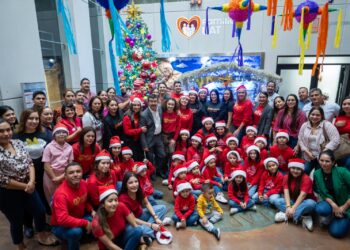 Preside rector encendido del pino navideño Familia UAT