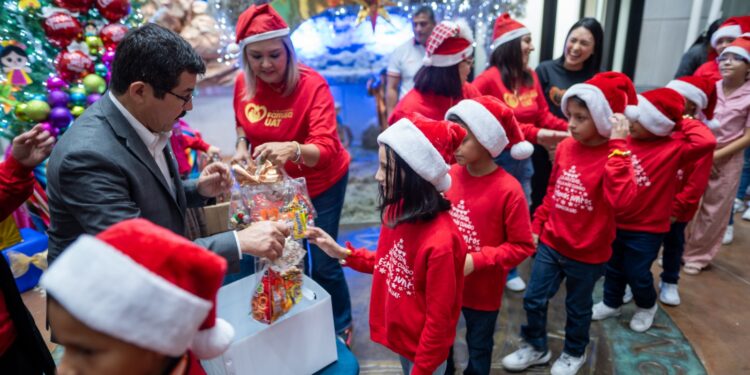 Preside rector encendido del pino navideño Familia UAT