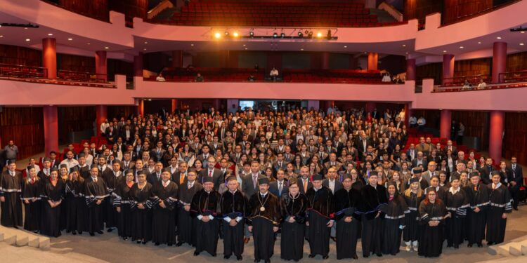 Entrega Dámaso Anaya reconocimientos al mérito universitario 2024