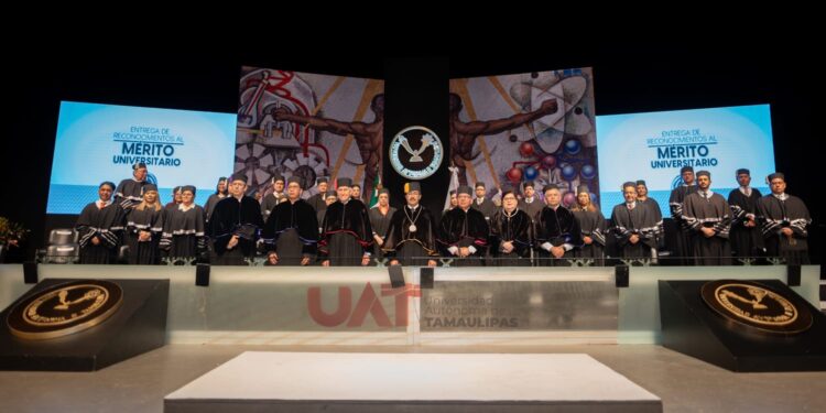 Entrega Dámaso Anaya reconocimientos al mérito universitario 2024