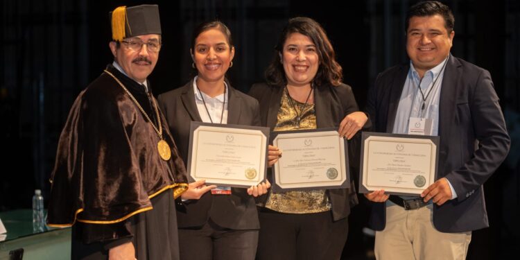 Entrega Dámaso Anaya reconocimientos al mérito universitario 2024