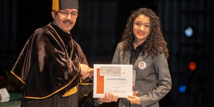 Entrega Dámaso Anaya reconocimientos al mérito universitario 2024