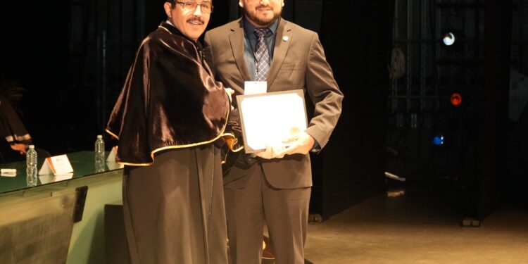 Entrega Dámaso Anaya reconocimientos al mérito universitario 2024