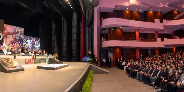 Entrega Dámaso Anaya reconocimientos al mérito universitario 2024