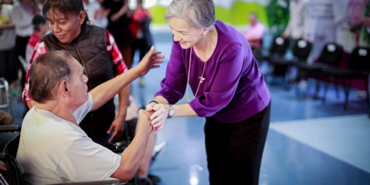 Entrega María de Villarreal prótesis y aparatos ortopédicos a pacientes de 21 municipios