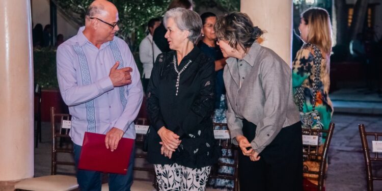 Inauguran con éxito exposición de José Reyes Meza