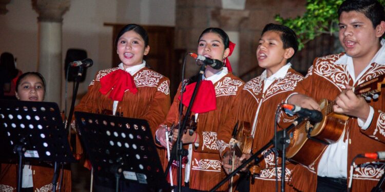 Inauguran con éxito exposición de José Reyes Meza