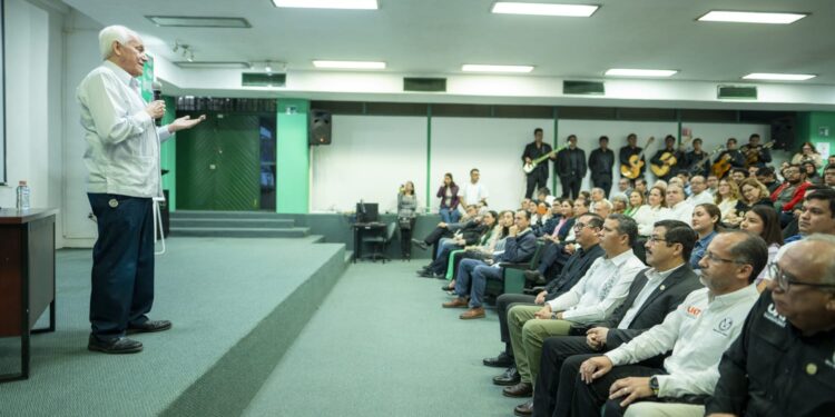 Decano de la UAT, Luis Navarro Roso, se despide de la cátedra con emotivo homenaje