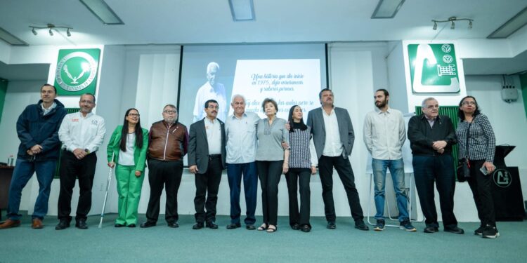 Decano de la UAT, Luis Navarro Roso, se despide de la cátedra con emotivo homenaje