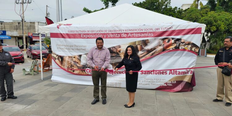 Exponen en plaza principal de Altamira artesanías hechas en CEDES