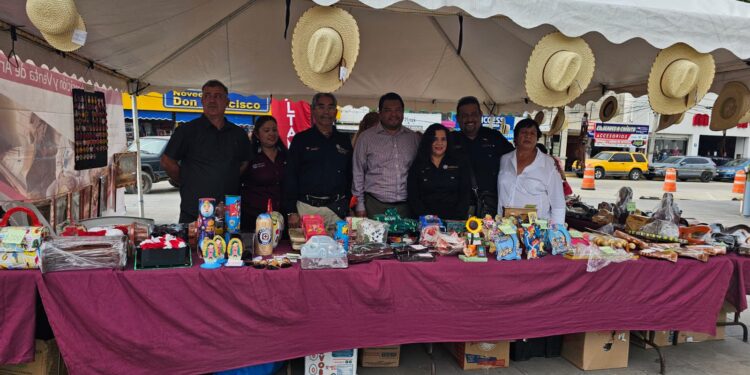 Exponen en plaza principal de Altamira artesanías hechas en CEDES