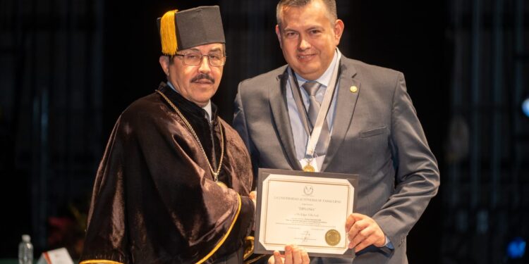 Entrega rector el premio Investigación de Excelencia a profesor de la FIC-UAT