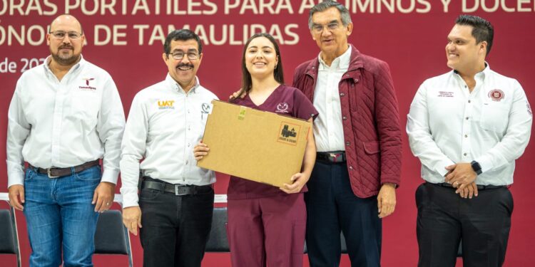 Gobernador y rector hacen entrega histórica de equipos de cómputo a estudiantes y docentes de la UAT