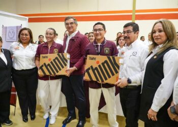 Gobernador y rector hacen entrega histórica de equipos de cómputo a estudiantes y docentes de la UAT