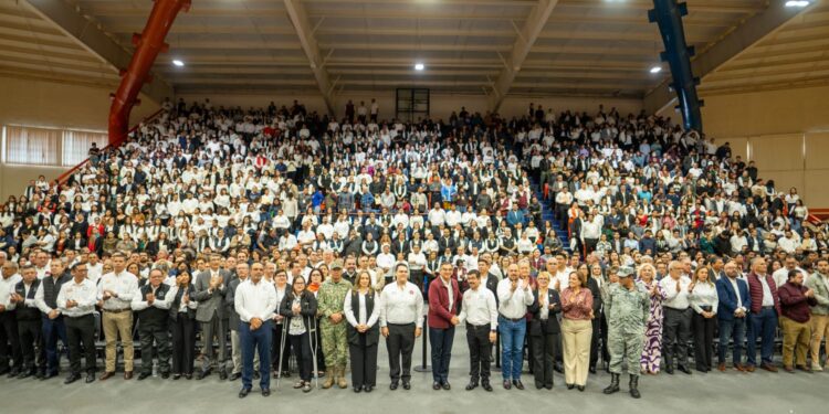 Gobernador y rector hacen entrega histórica de equipos de cómputo a estudiantes y docentes de la UAT